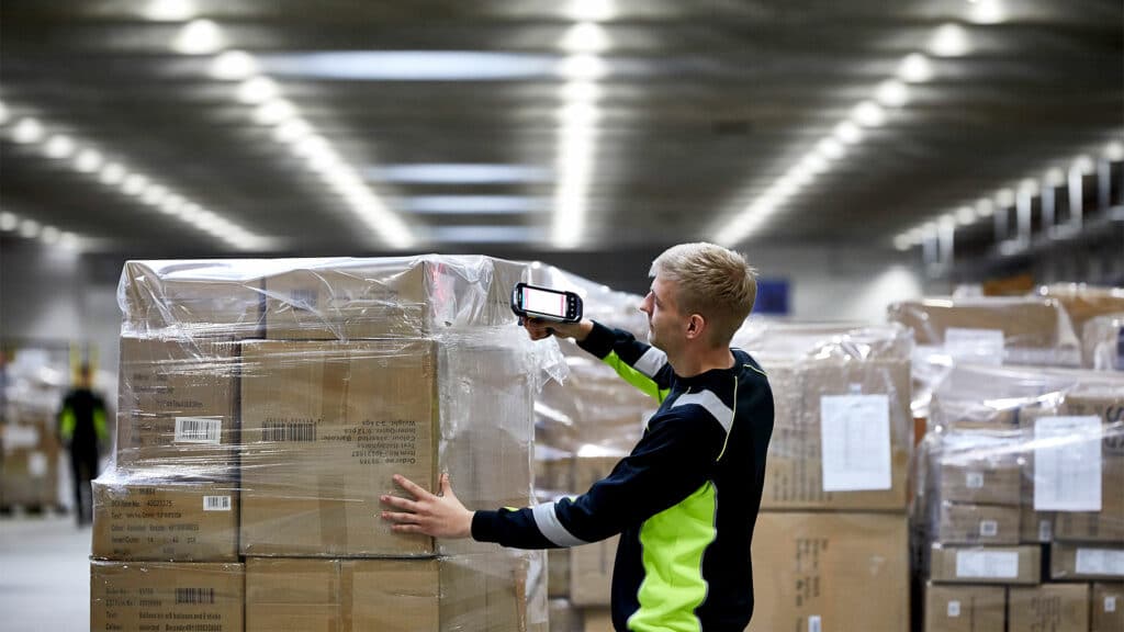 Søstrene Grene-medarbejder scanner kasser på en indpakket palle