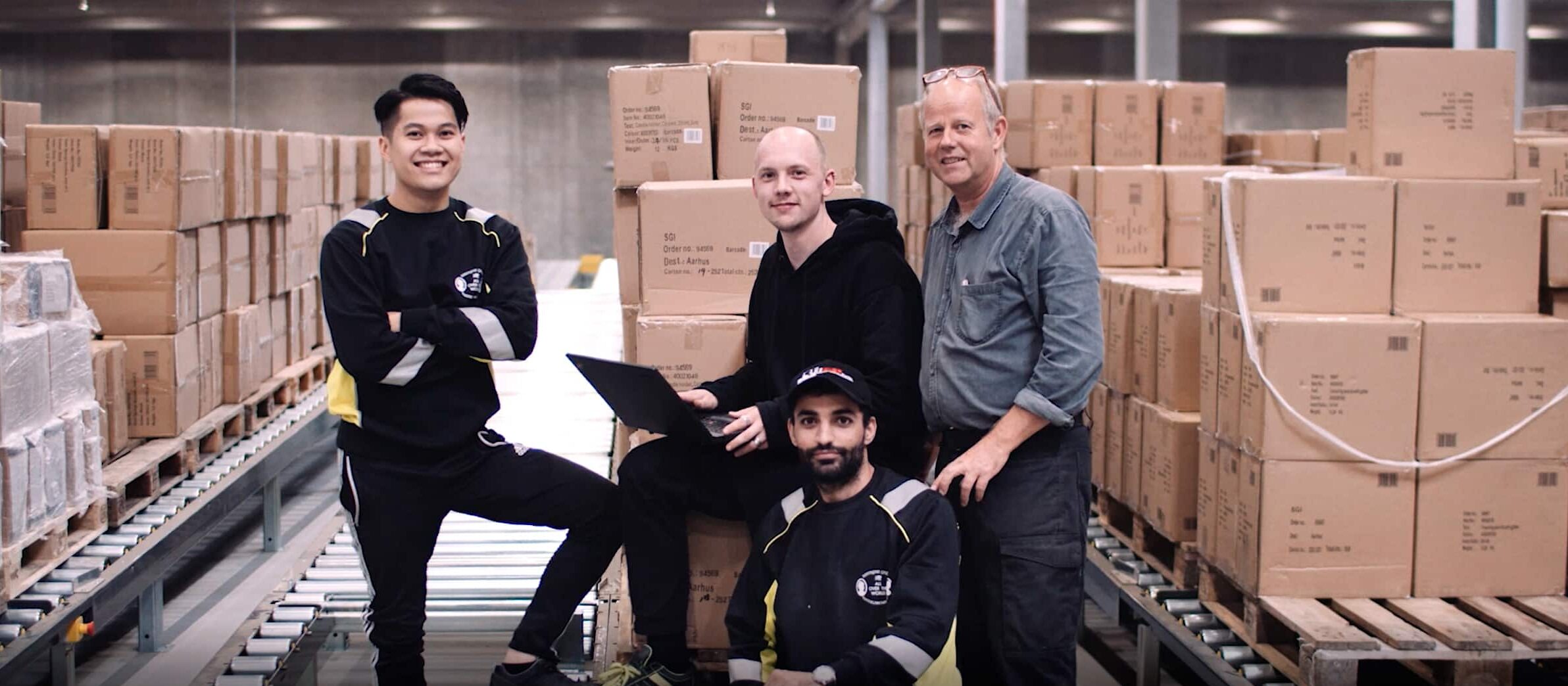 4 kollegaer mænd på et lager